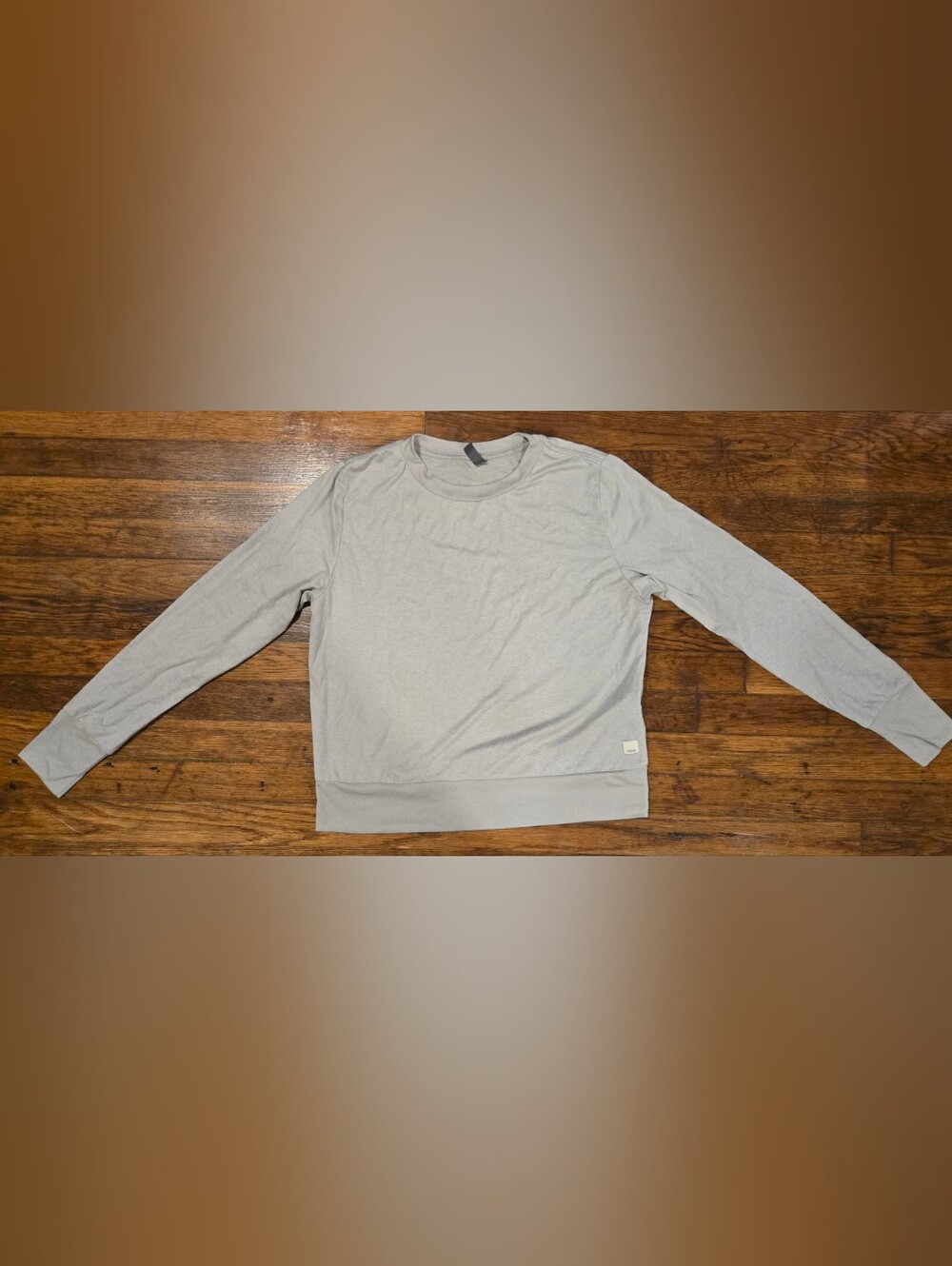 Vuori Women's Medium Long Sleeve Performance Crew Pullover Gray Athleisure